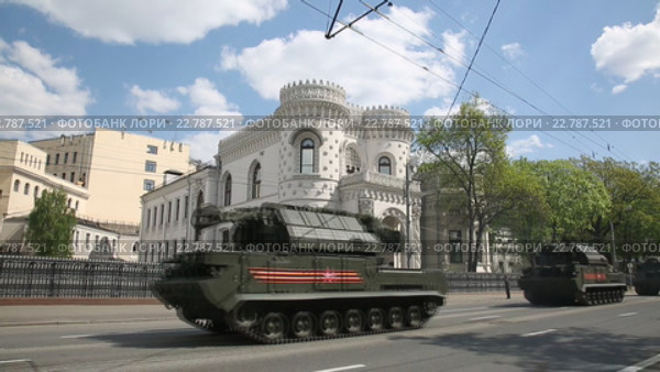 Колонна российских самоходных зенитно-ракетных комплексов 9К331 "Тор-М1"  участвовавших в генеральной репетиции Парада Победы на Красной площади 7 мая 2016. Редакционное видео, видеограф Наталья Волкова / Фотобанк Лори