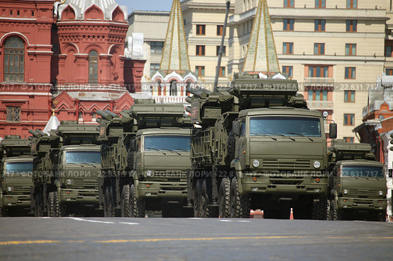 Колонна зенитных ракетно-пушечных комплексов «Панцирь-С» войск Воздушно-космической обороны на параде, посвященном Дню Победы, Москва, Красная площадь, 2016. Редакционное фото, фотограф Алексей Гусев / Фотобанк Лори