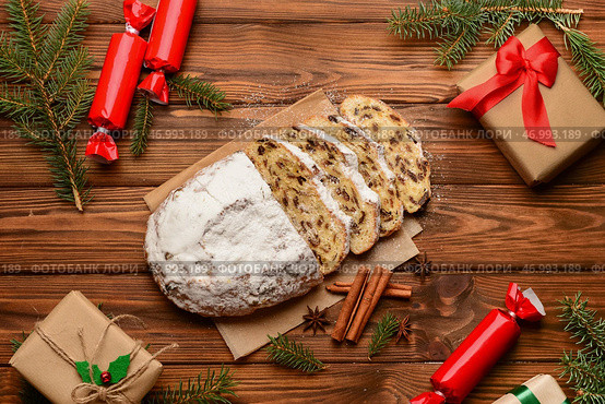 Композиция с вкусным рождественским штолленом на деревянном фоне. Стоковое фото, фотограф Pixel_shot / Фотобанк Лори