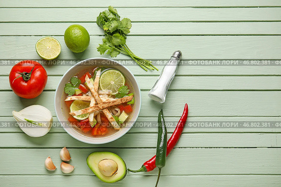 Композиция с вкусным супом Сопа де Лима на цветном деревянном фоне. Стоковое фото, фотограф Pixel_shot / Фотобанк Лори