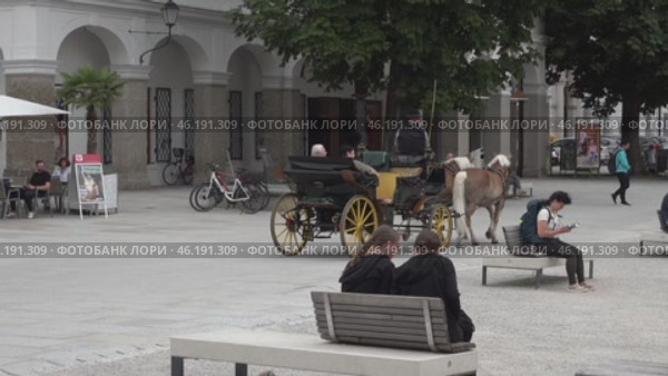 Конные экипажи в Зальцбурге. Австрия. Июль. Horse-drawn carriages in Salzburg. Austria. July. Редакционное видео, видеограф Горшков Александр / Фотобанк Лори