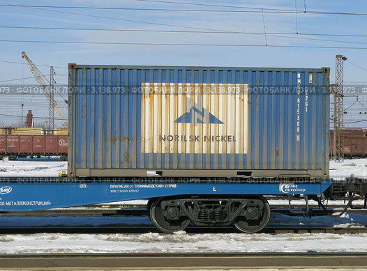 Контейнер на железнодорожной безбортовой платформе (2011 год). Редакционное фото, фотограф Юрий Акимов / Фотобанк Лори