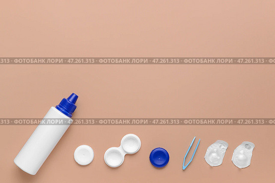 Контейнер с контактными линзами, раствором и пинцетом на цветном фоне. Стоковое фото, фотограф Pixel_shot / Фотобанк Лори
