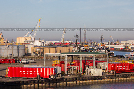 Контейнеры в Port Fourchon (2017 год). Редакционное фото, фотограф Алексей Шматков / Фотобанк Лори