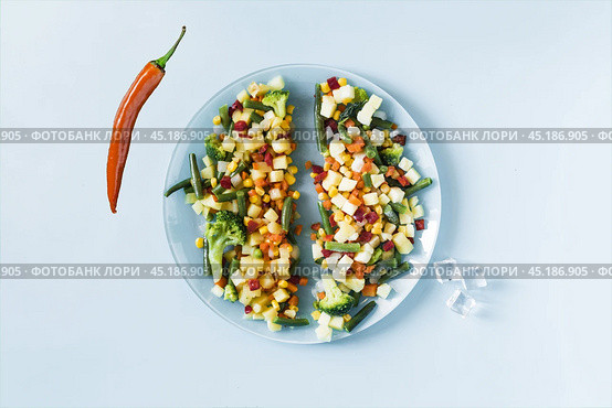 Концепция использования замороженных продуктов. Тарелка с разогретыми овощами и замороженными овощами крупным планом. Стоковое фото, фотограф Лозовая Людмила / Фотобанк Лори