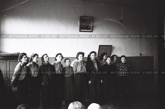 Концерт самодеятельности в деревенской школе, 1950-е годы. Хоровое пение девушек. Стоковое фото, фотограф Retro / Фотобанк Лори