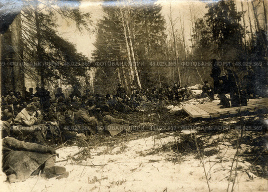 Концерт военнных музыкантов во время войны на лесной поляне зимой, 1942-1945 гг. Стоковое фото, фотограф Retro / Фотобанк Лори