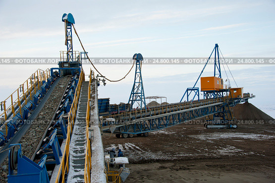 Конвейерная лента с рудой, отвалообразователь. Conveyor belt with an ore. Стоковое фото, фотограф Юлия Врублевская / Фотобанк Лори