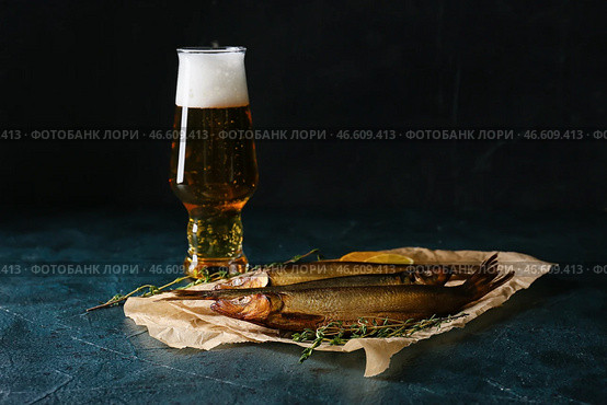 Копченая сельдь и стакан пива на черном фоне. Стоковое фото, фотограф Pixel_shot / Фотобанк Лори