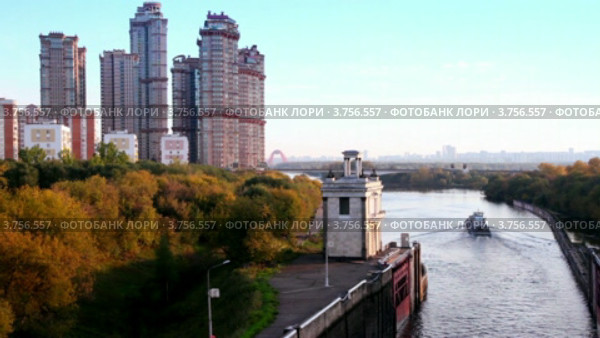 Корабль идет по Московскому водоканалу осенним вечером (2011 год). Стоковое видео, видеограф Losevsky Pavel / Фотобанк Лори
