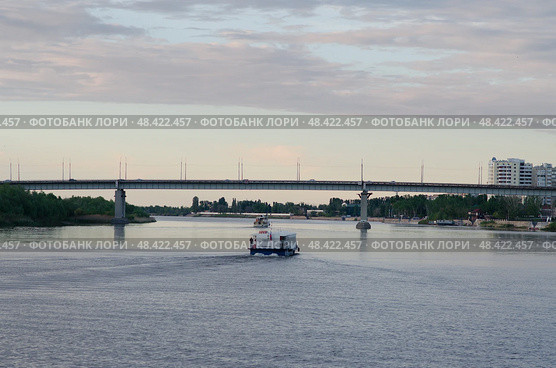 Корабли плывут по реке в г. Астрахани на закате. Водный пейзаж. Редакционное фото, фотограф Тамара Селиванова / Фотобанк Лори
