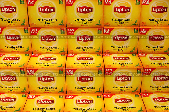 Коробки с черным чаем Lipton Yellow Label (2016 год). Редакционное фото, фотограф Александр Тарасенков / Фотобанк Лори