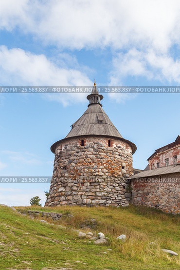Корожная башня Соловецкого монастыря снизу (2013 год). Редакционное фото, фотограф Дмитрий Тищенко / Фотобанк Лори