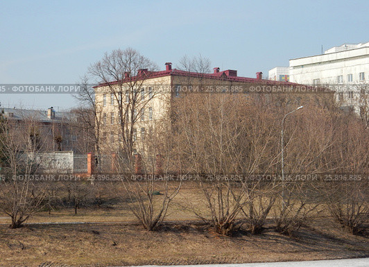 Корпус № 3 бывшего обособленного подразделения городской клинической больницы № 15 им. О. М. Филатова. Набережная Шитова, 72, корпус 3. Район Преображенское. Москва (2017 год). Стоковое фото, фотограф lana1501 / Фотобанк Лори