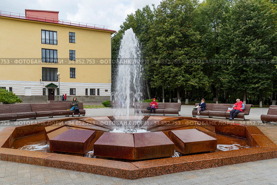 Корус "Рахманинов", Муравьевский фонтан. Курортный парк. Старая Русса, Новгородская область (2020 год). Редакционное фото, фотограф Александр Щепин / Фотобанк Лори