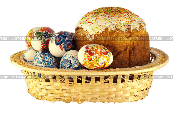 Корзина с пасхальными яйцами и куличом. Стоковое фото № 2467581 ...
