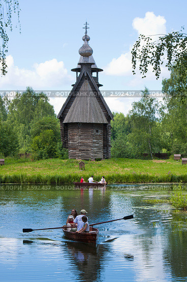 Костромской этнографический музей, катание на лодках (2010 год). Редакционное фото, фотограф ElenArt / Фотобанк Лори