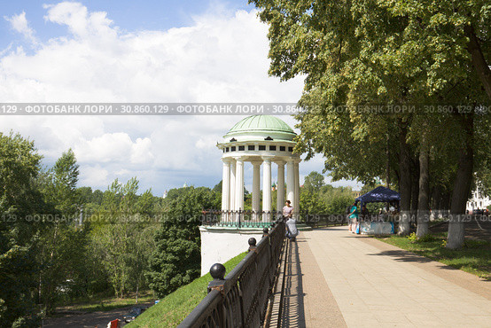 Которосльная набережная в Ярославле с беседкой-ротондой (2014 год). Редакционное фото, фотограф Солодовникова Елена / Фотобанк Лори