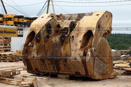 Ковш — рабочий орган экскаватора. Bucket — the working body of the excavator (2015 год). Редакционное фото, фотограф Валерий Акулич / Фотобанк Лори