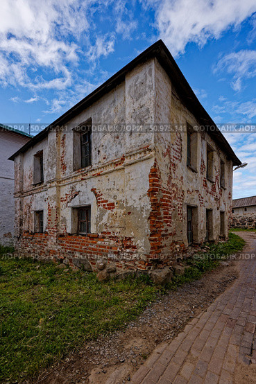 Кожевенная кладовая (караульня), 1619 год. Памятник архитектуры федерального значения № 321220004550446. Архангельская область, Приморский район, остров Большой Соловецкий, набережная бухты Благополучия, дом 1, корпус 5. Стоковое фото, фотограф Александр Селезнев / Фотобанк Лори