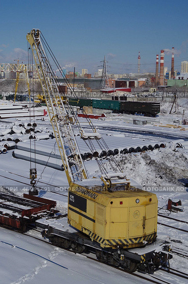 Кран железнодорожный КЖ562 "Первомаец" на станции Шарташ, город Екатеринбург (2020 год). Редакционное фото, фотограф Алексей Иванов / Фотобанк Лори