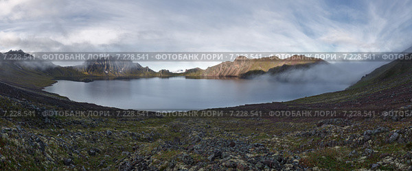 Красивое озеро в кратере действующего вулкана Хангар на Камчатке (2014 год). Стоковое фото, фотограф А. А. Пирагис / Фотобанк Лори