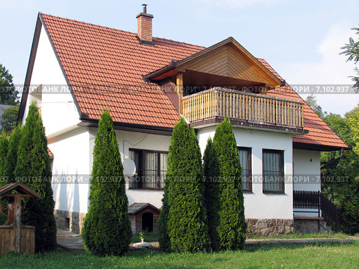 Красивый дом с черепичной крышей.  Сентендре (венг. Szentendre) , Венгрия (2010 год). Стоковое фото, фотограф Анатолий Заводсков / Фотобанк Лори
