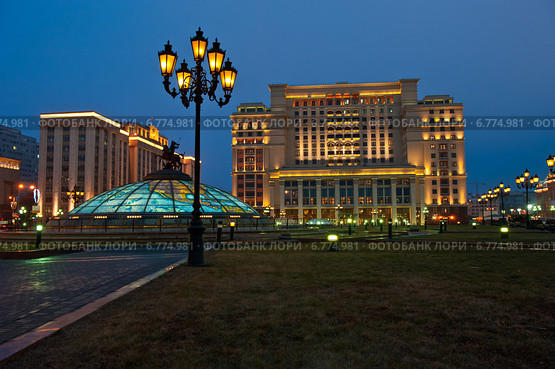 Красивый вечерний вид на гостиницу Four Seasons Hotels. Манежная площадь. Москва. Россия (2014 год). Редакционное фото, фотограф E. O. / Фотобанк Лори