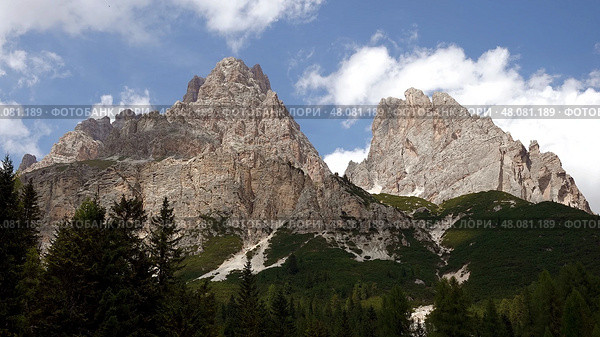Красивый вид на Доломитовые Альпы. Кортина д'Ампеццо. Италия. Июль. Beautiful view of the Dolomites. Cortina d'Ampezzo. Italy. July. (2022 год). Стоковое фото, фотограф Горшков Александр / Фотобанк Лори