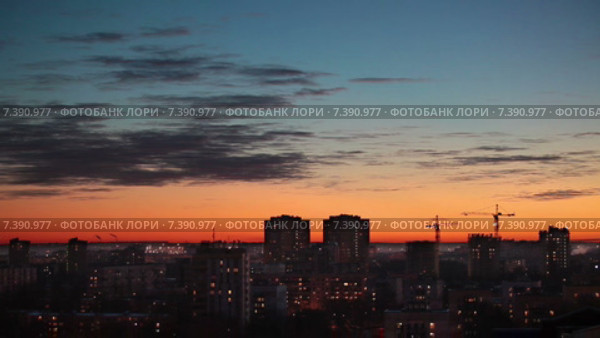 Красивый закат над городом, сине-оранжевое небо над крышами, Санкт-Петербург. Стоковое видео, видеограф Кекяляйнен Андрей / Фотобанк Лори