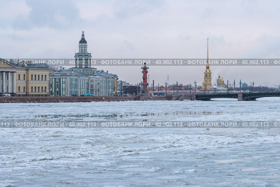 Красивый зимний городской пейзаж. Исторический центр города Санкт-Петербурга, Россия. Вид на здание Кунсткамеры, ростральную колонну и Петропавловский собор. Льдины на реке Неве. Стоковое фото, фотограф Андрей Степанов / Фотобанк Лори