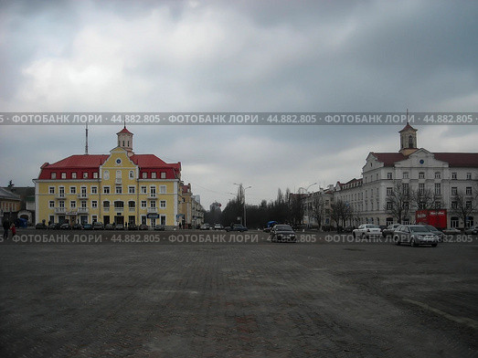 Красная площадь в центре города Чернигов, Украина. Панорама, пасмурный весенний день. Редакционное фото, фотограф Александр Кузнецов / Фотобанк Лори