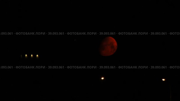 Красная заходящяя луна над ночным городом. Стоковое видео, видеограф Цыбин Вадим / Фотобанк Лори