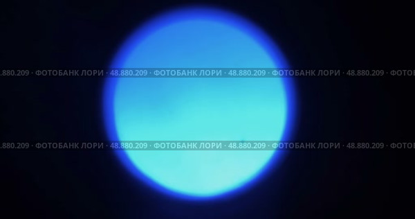Красное и синее мигающее световое боке на черном фоне. Красные и синие световые пятна мигают на черном фоне. Стоковое видео, видеограф Александр Собко / Фотобанк Лори