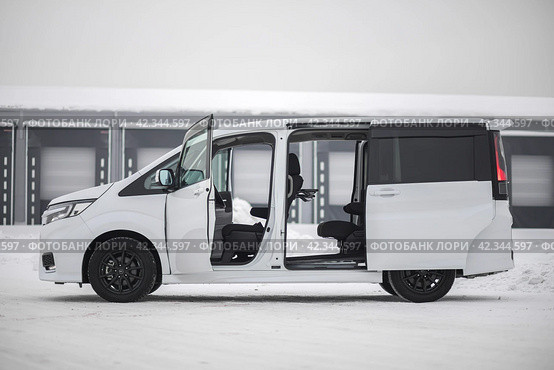 KRASNOYARSK, RUSSIA - December 28, 2023: White Honda Stepwgn Spada 2021. Редакционное фото, фотограф Плотников Дмитрий / Фотобанк Лори