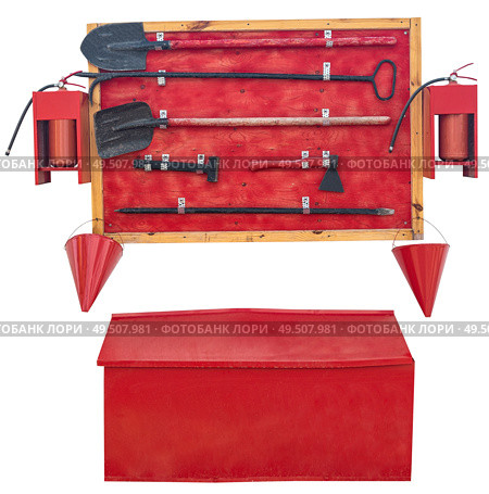 Красный пожарный щит с инструментом на белом фоне. Red wooden fire shield on white background. Стоковое фото, фотограф Татьяна Д / Фотобанк Лори