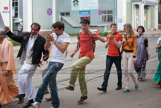 Красочное песнопение кришнаитов (2011 год). Редакционное фото, фотограф Igor Lijashkov / Фотобанк Лори
