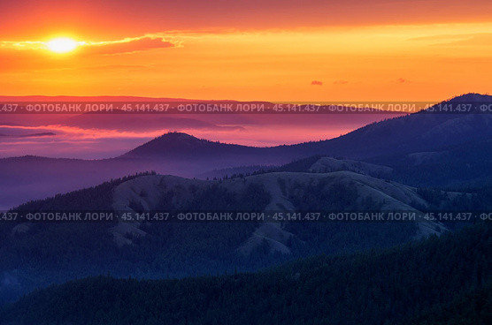 Красочный рассвет на Южном Урале. A colorful dawn in the Southern Urals. Стоковое фото, фотограф Евгений Романов / Фотобанк Лори