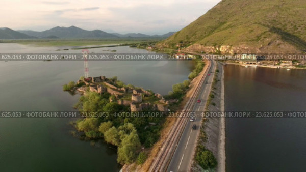 Крепость Лесендро (Lesendro) на полуострове на озере Скадар. Автомобильная трасса в Подгорицу. Черногория (2016 год). Стоковое видео, видеограф Кекяляйнен Андрей / Фотобанк Лори