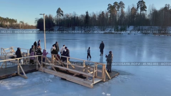 Крещенская купель на замёрзшем Барском пруду усадьбы Гребнево. Редакционное видео, видеограф Владимир Шипикин / Фотобанк Лори
