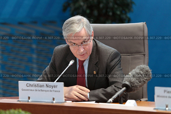 Кристиан Нойер (Christian Noyer) Управляющий Банка Франции на пресс-конференции посвященной предстоящему саммиту G20 (2013 год). Редакционное фото, фотограф Игорь Долгов / Фотобанк Лори