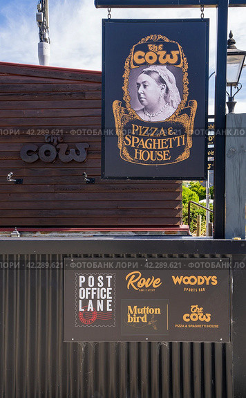 Кромвель, Новая Зеландия - 31 декабря 2023 года: Вывеска для The Cow Pizza and Spaghetti House, кулинарной достопримечательности фермерского рынка в историческом районе Кромвеля, Новая Зеландия. Стоковое фото, фотограф Евгений Дробитько / Фотобанк Лори