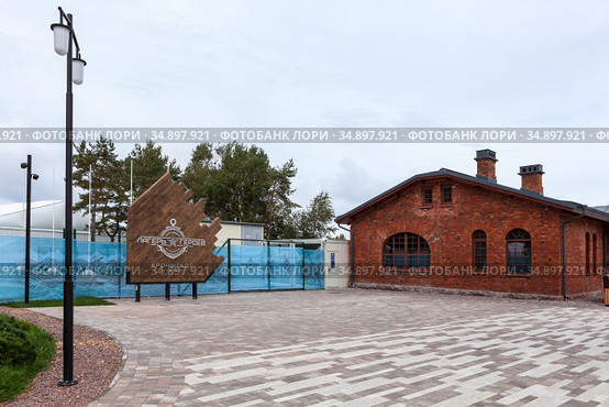 Kronshtadt, Russia-circa Sep, 2020: Logo and emblem in Russian of the Camp of Real Heroes on entrance. It is an all-Russian project of patriotic education of youth. Редакционное фото, фотограф Кекяляйнен Андрей / Фотобанк Лори