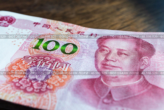 Крупный план китайской купюры номиналом в сто юаней. 100 RMB. Обмен валюты. Стоковое фото, фотограф Евгений Зимин / Фотобанк Лори