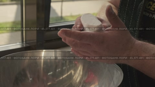 Крупный план мужских рук, растирающих меловой порошок и хлопающих в ладоши. Нанесение магнезии для предотвращения скольжения ладоней и более крепкого хвата штанги в спортзале или на соревнованиях. Замедленное видео. Стоковое видео, видеограф Светлана Ельцова / Фотобанк Лори