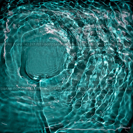Крупный план воды на бирюзовом фоне, разбегающейся круговыми волнами, сталкивающихся друг с другом и формирующих причудливую рябь. Стоковое фото, фотограф Алексей Винников / Фотобанк Лори