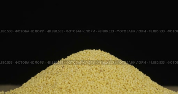 Крупный план. Вращение кучи пшенных зерен. Выделено на черном фоне. Стоковое видео, видеограф Александр Собко / Фотобанк Лори