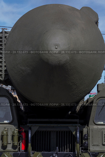 Крупным планом транспортно-пусковой контейнер комплекса РС-24 "Ярс", который стоит на Тверской улицы перед началом военного парада на Красной площади, посвященного 70-й годовщине Победы в Великой Отечественной войне в городе Москве, Россия, 9 мая 2015. Редакционное фото, фотограф Николай Винокуров / Фотобанк Лори