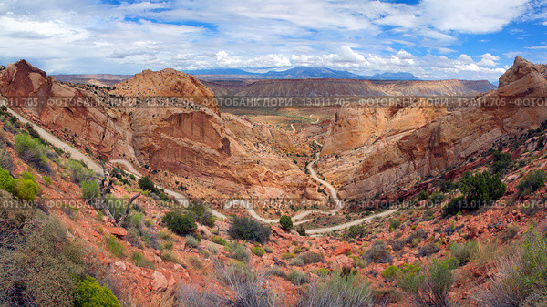 Крутая грунтовая дорога Burr Trail, Национальный парк Капитол Риф , штат Юта (2015 год). Стоковое фото, фотограф Ирина Кожемякина / Фотобанк Лори