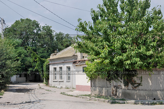 Крым, Евпатория. Улочка старого города (2016 год). Стоковое фото, фотограф Илюхина Наталья / Фотобанк Лори
